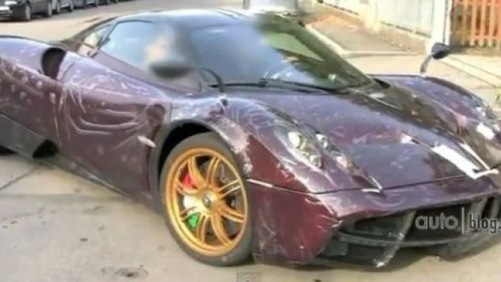 Una Pagani Huayra viola e con cerchi oro...