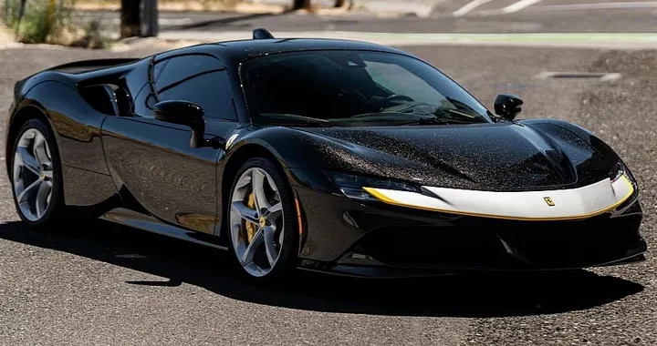 Ferrari SF90 Stradale Nero Galaxy, con questa livrea brilla come una galassia