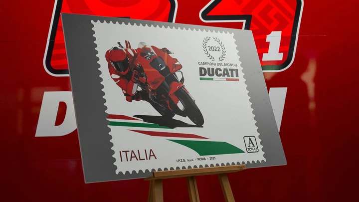 Ducati presenta il francobollo dedicato alla vittoria in MotoGP 2022