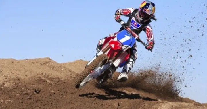 Red Bull Moto ChiX: scuola di cross per le ragazze che amano il fango