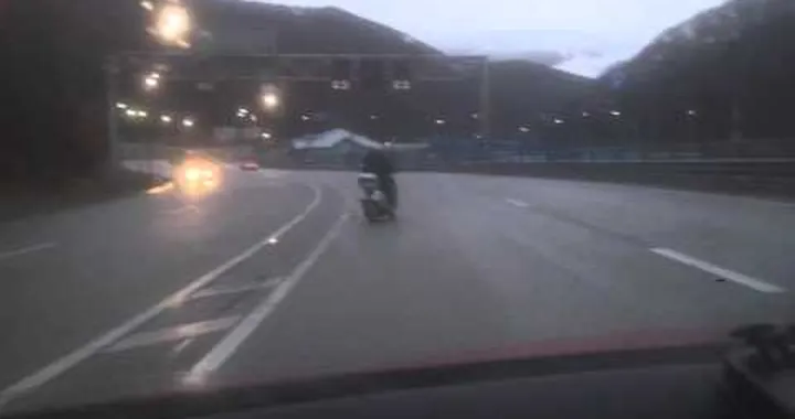 Ubriaco in scooter danza sulla strada