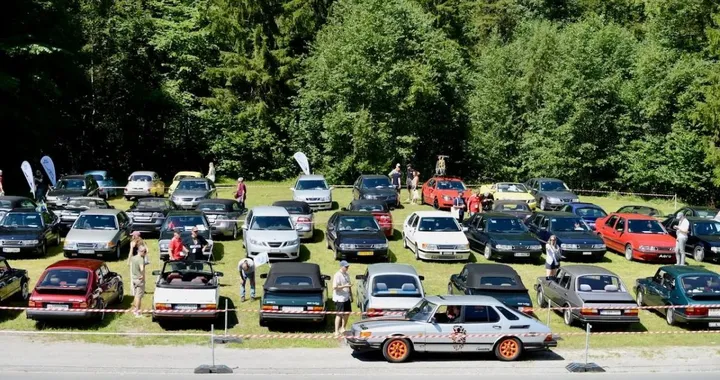 Il marchio è morto da tempo, la passione no: raduno con centinaia di auto