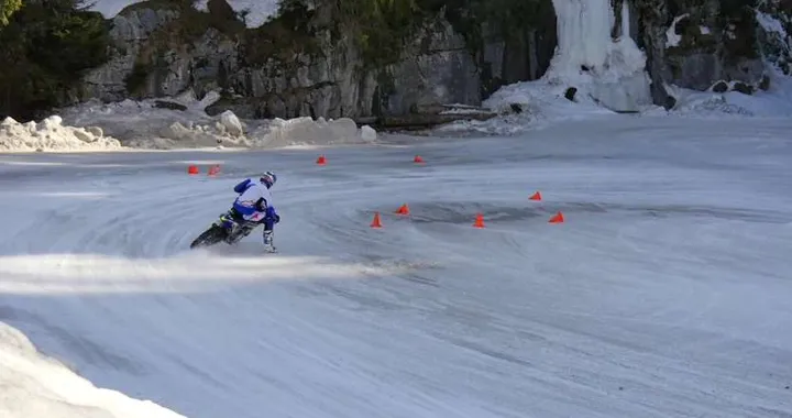 Loris Baz, ancora derapate sulla neve! [Video]