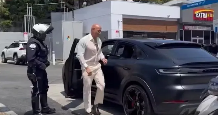The Rock fermato dalla polizia, multa bizzarra per la sua Porsche