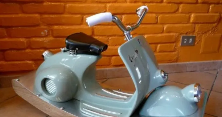 Foto del giorno: la Vespa a dondolo del piccolo Diego