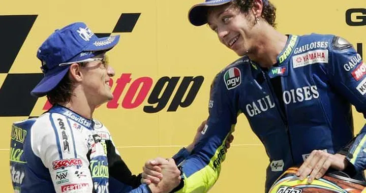 Rossi - Marquez: darsi la mano per finta ha senso?