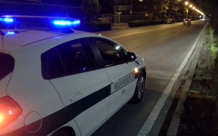 L'auto parcheggiata come barriera: esercente multato