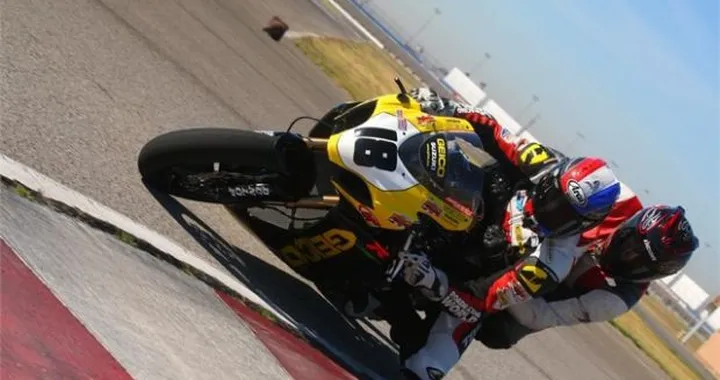 Pilota AMA Superbike porta 71 passeggeri per 500 miglia sulla sua Suzuki