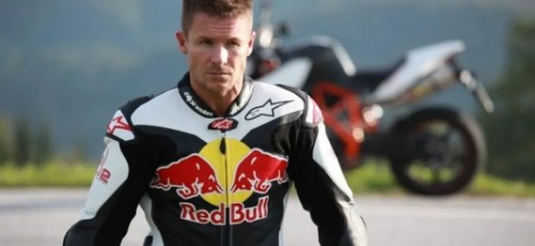 Felix Baumgartner dal cielo alla strada con una KTM Super Duke