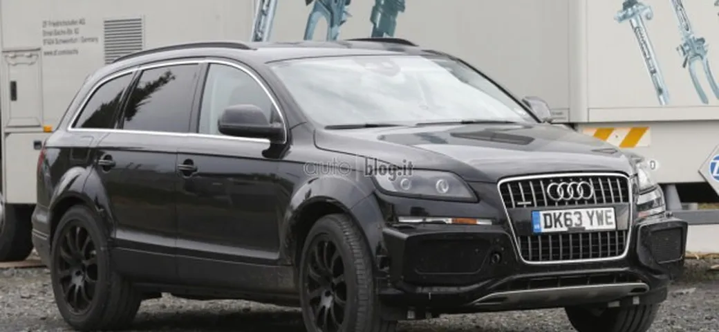 Bentley Suv: foto spia mascherata da Audi Q7