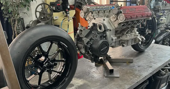 Hazan HF355: la folle moto artigianale con motore Ferrari V8