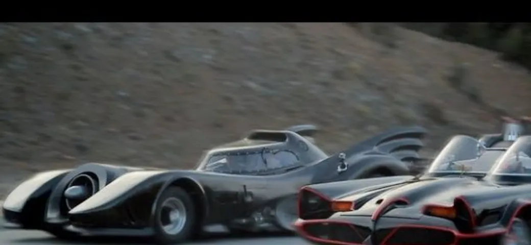 Video: una curiosa gara d'accelerazione fra due... Batmobili!