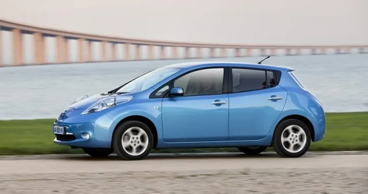 Nissan Leaf, cambia la batteria dopo 10 anni: con 5.000 euro ora percorre 400 km