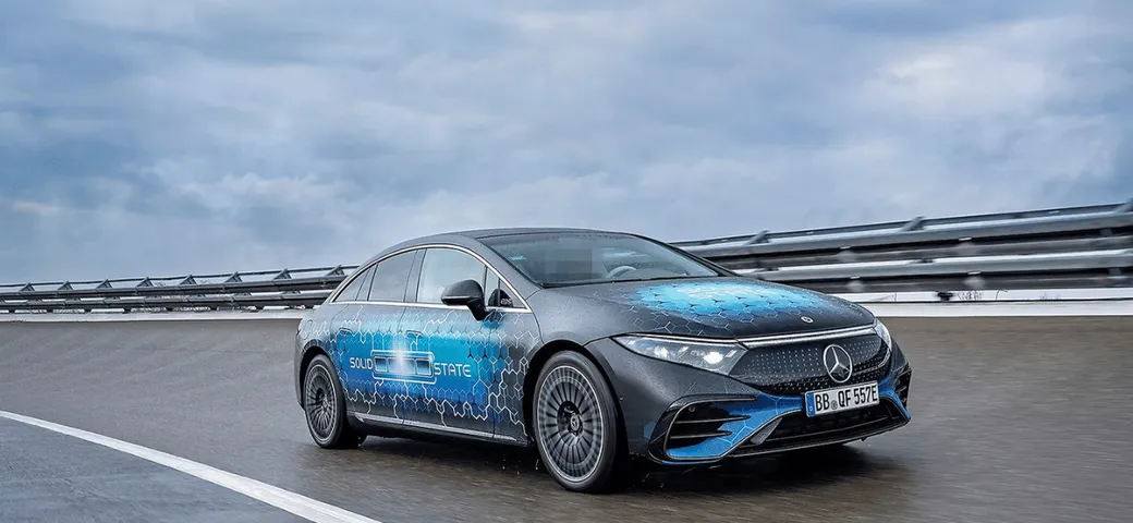 Mercedes-Benz rivoluziona le batterie EV con la tecnologia allo stato solido