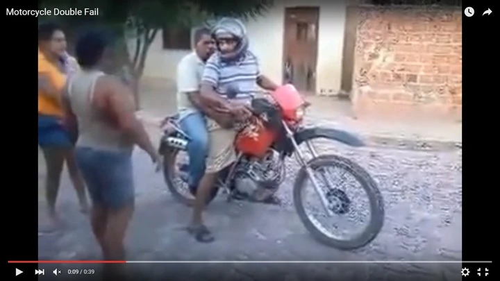 Doppia caduta di una coppia di amici in moto [Video]