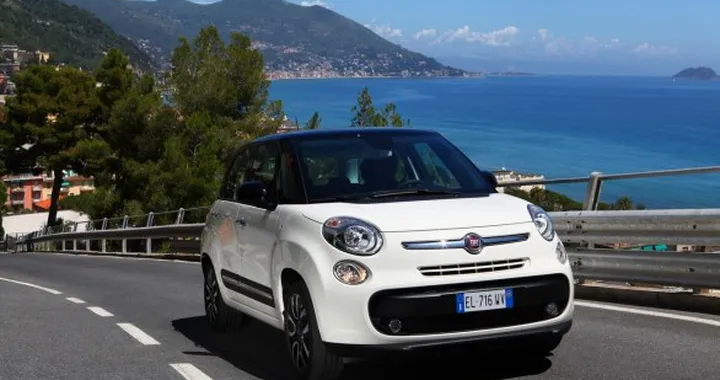 Fiat 500L trasformata in scuolabus abusivo: trasportava 14 bambini