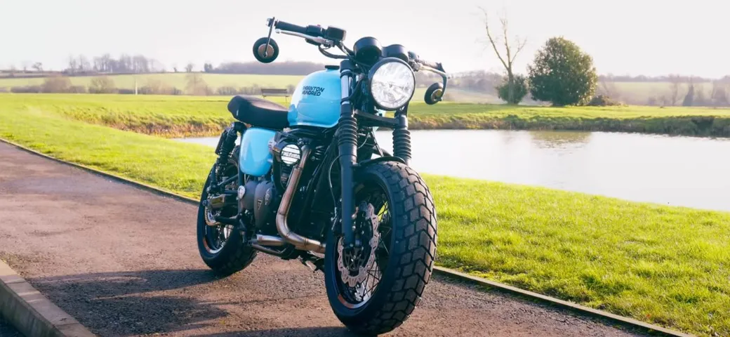 Dal garage all’Olimpo: la Triumph T120 di Joe Wicks è pura magia [VIDEO]