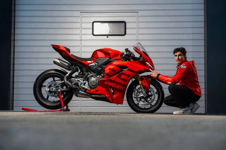 Ducati celebra Marquez e Bagnaia con due Panigale V2 da collezione