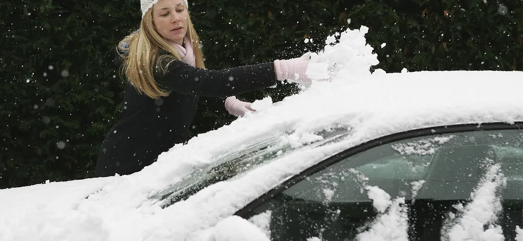 Sbrinare o sghiacciare il parabrezza: cosa fare e cosa non fare [video]