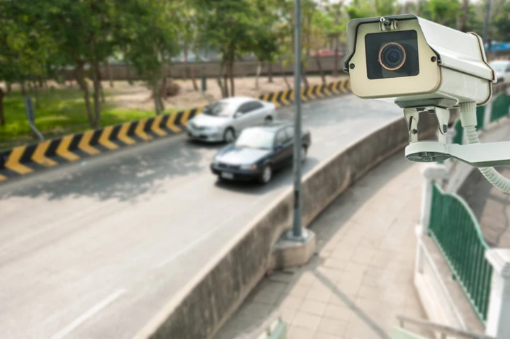 Le nuove telecamere non lasciano scampo, rivelano smartphone e cinture in auto