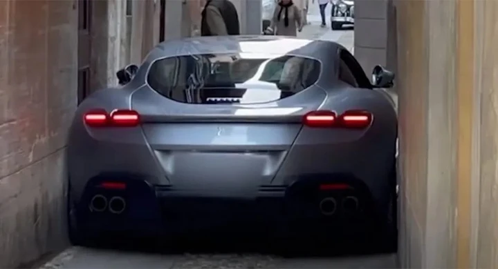 La Ferrari Roma si incastra in una stretta via [Video]
