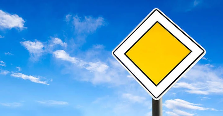 Rombo giallo sulla strada, cosa significa questo segnale