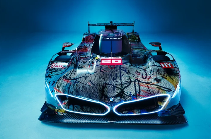La BMW M Hybrid V8, Art Car firmata da Julie Mehretu, svelata al Centre Pompidou