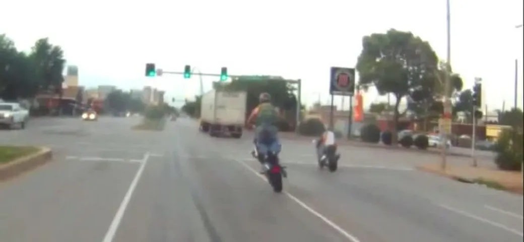 Epic Fail: Si schianta in moto e la polizia lo arresta [Video]