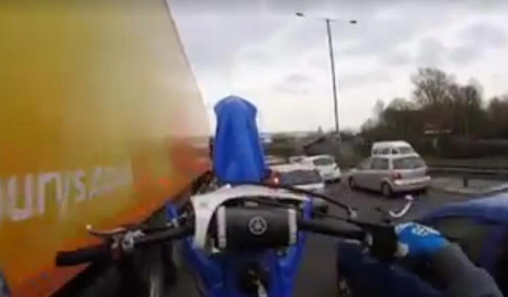 Sorpassa le auto in impennata [Video]
