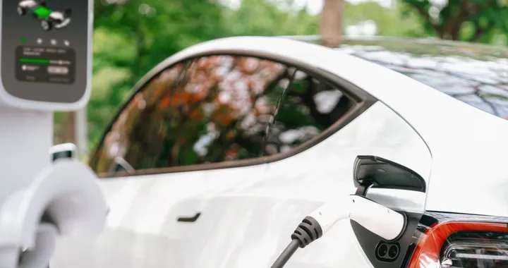 Auto elettriche, i prezzi calano ma nessuno le compra