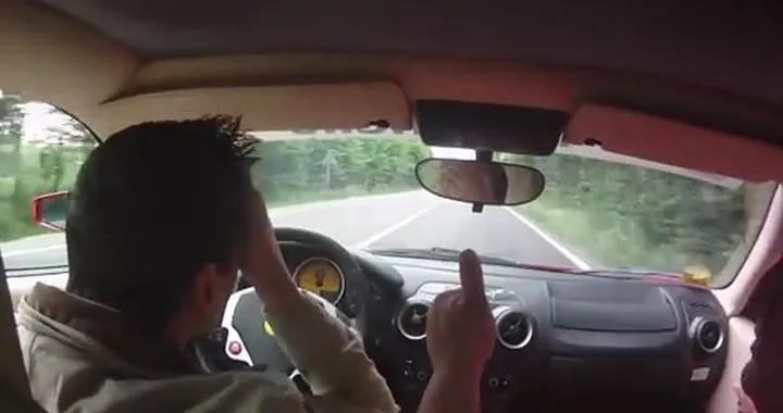 Il quasi incidente del ragazzo con la Ferrari a noleggio