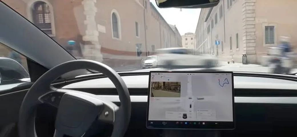 Tesla testa la guida autonoma Full Self-Driving nel traffico romano