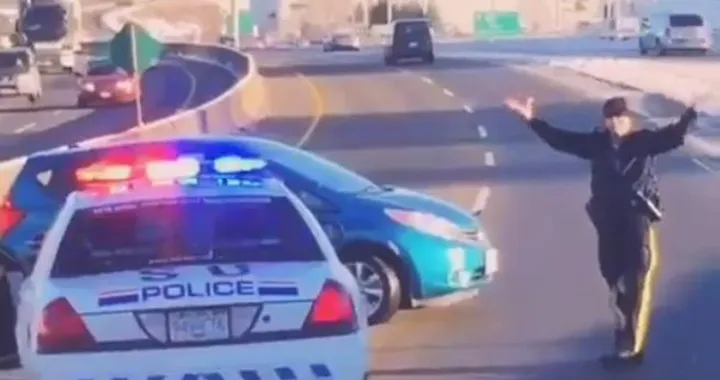 [VIDEO] Auto contromano, poliziotto imita Jackie Chan