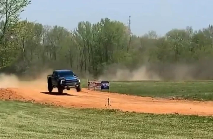 Fa il salto con la Ford F-150 Raptor e finisce male [Video]
