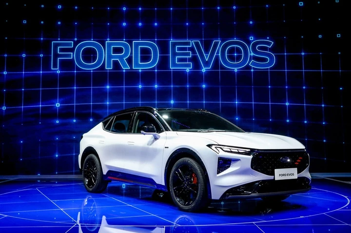Ford Evos: tra station wagon e SUV