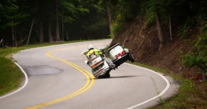 Foto del giorno: sidecar on one side...