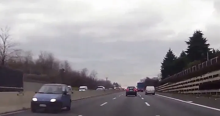 In contromano sulla A8, anche l'incidente è in video