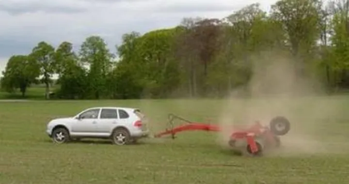 Porsche Cayenne mietitrebbia!
