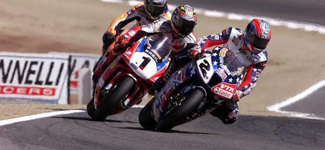 Troy Bayliss, Colin Edwards e quella strana maglietta di Imola 2002...