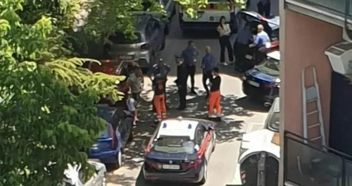Lascia la figlia di 5 anni in auto sotto il sole per fare la spesa: denunciato