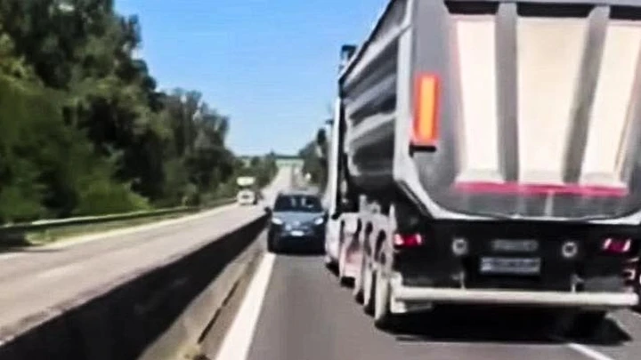 Usa il camion per fermare un'auto contromano: tragedia sventata