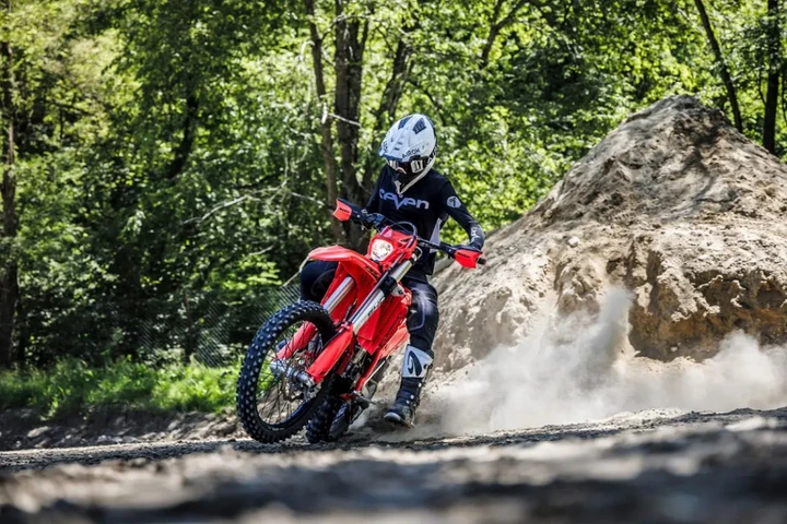 Airoh ad EICMA 2025: nuovi caschi Aviator Factory e 3 EVO