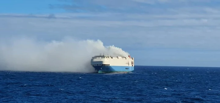 Nave cargo in fiamme nell'Atlantico: è piena di Porsche e Bentley
