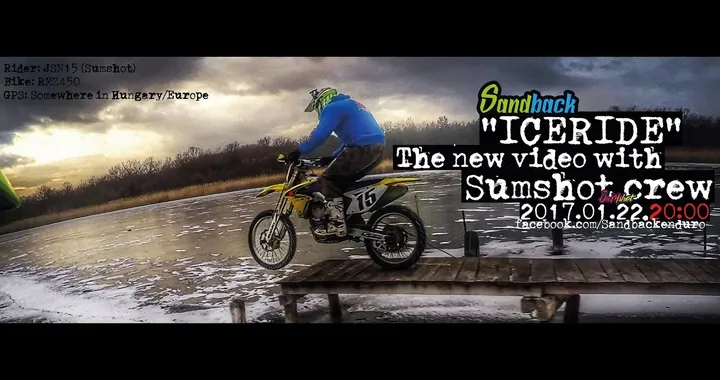 Acrobazie in moto sul lago ghiacciato