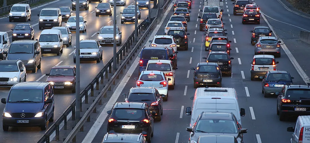 UE, come affrontare il futuro dell'auto: fra le multe miliardarie e dibattito sul bando 2035