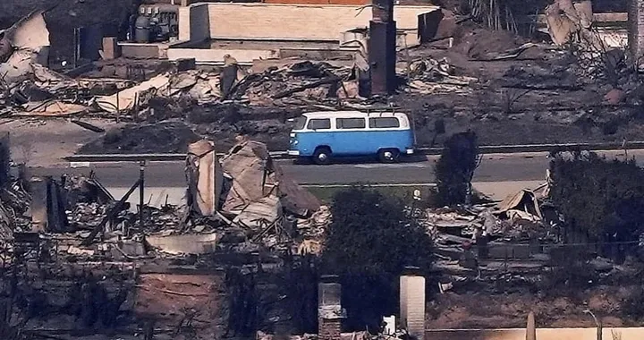 Volkswagen restaura il T2 scampato agli incendi californiani