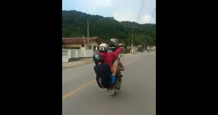 Due stupidi in moto cadono per l'impennata artistica [Video]