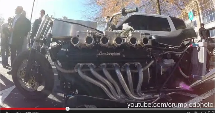 Quando monti il motore Lamborghini su una moto [Video]