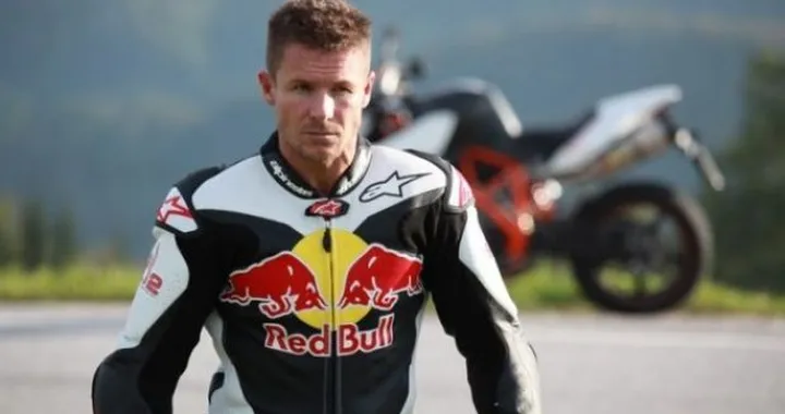 Felix Baumgartner dal cielo alla strada con una KTM Super Duke