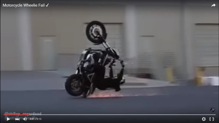 Impenna al contrario con la moto e cade [Video]